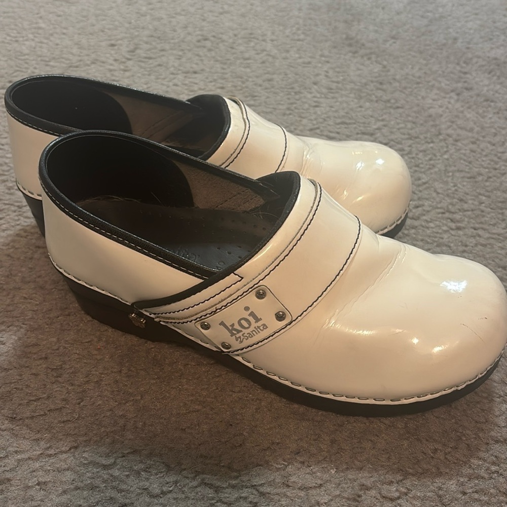 Koi by SANITA Danish White Patent Clogs Shoes Size 40 US 9.5 Slip On Comfort